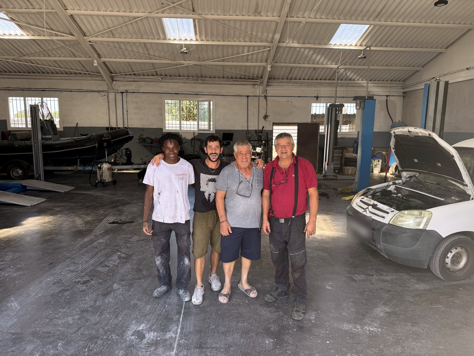 L'équipe de la Carrosserie Lansarguoise dans l'atelier